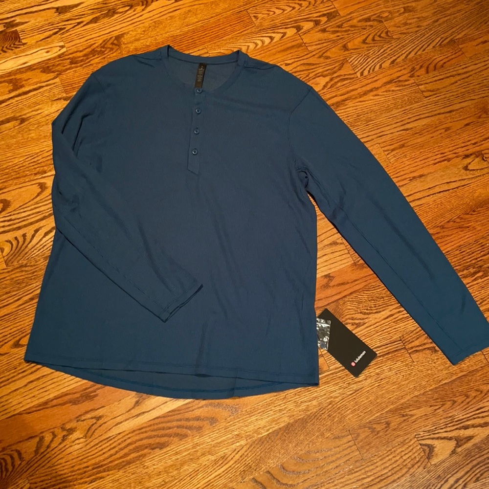 Long sleeve blue waffle men’s shirt crewneck with five buttons